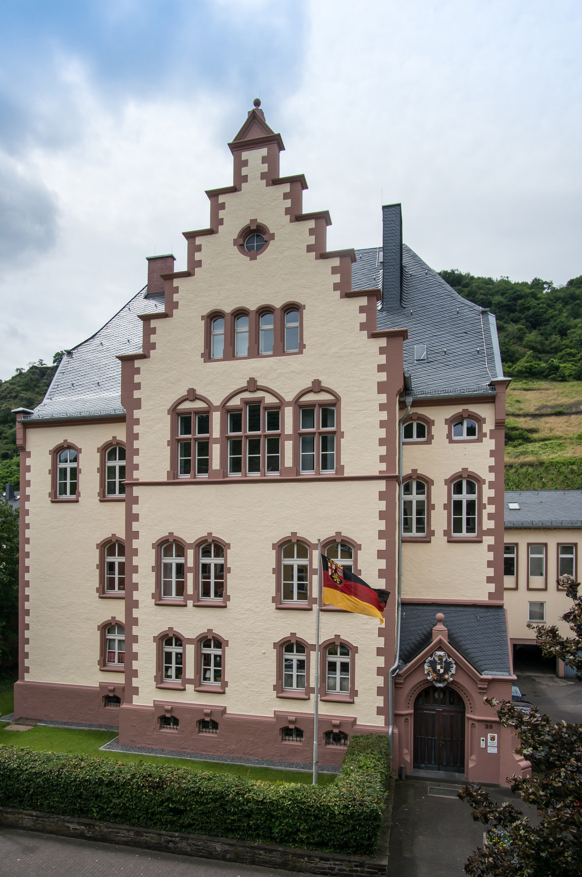 Dienstgebäude des Amtsgerichts Cochem mit Landesflagge Rheinland-Pfalz